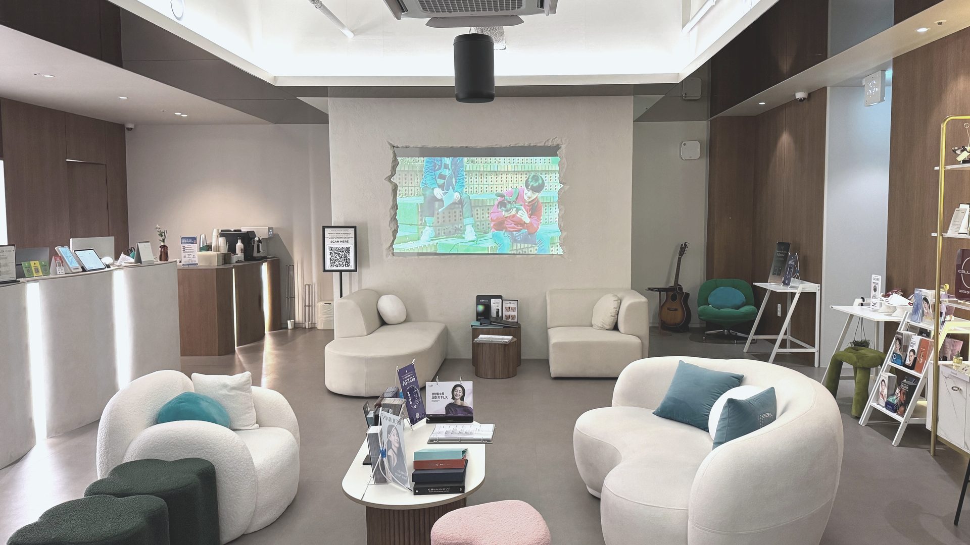 CELITA CLINIC interior